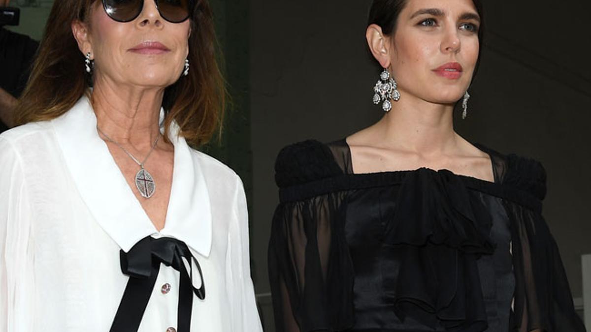 Carolina de Mónaco y Carlota Casiraghi en el último adiós a Karl Lagerfeld