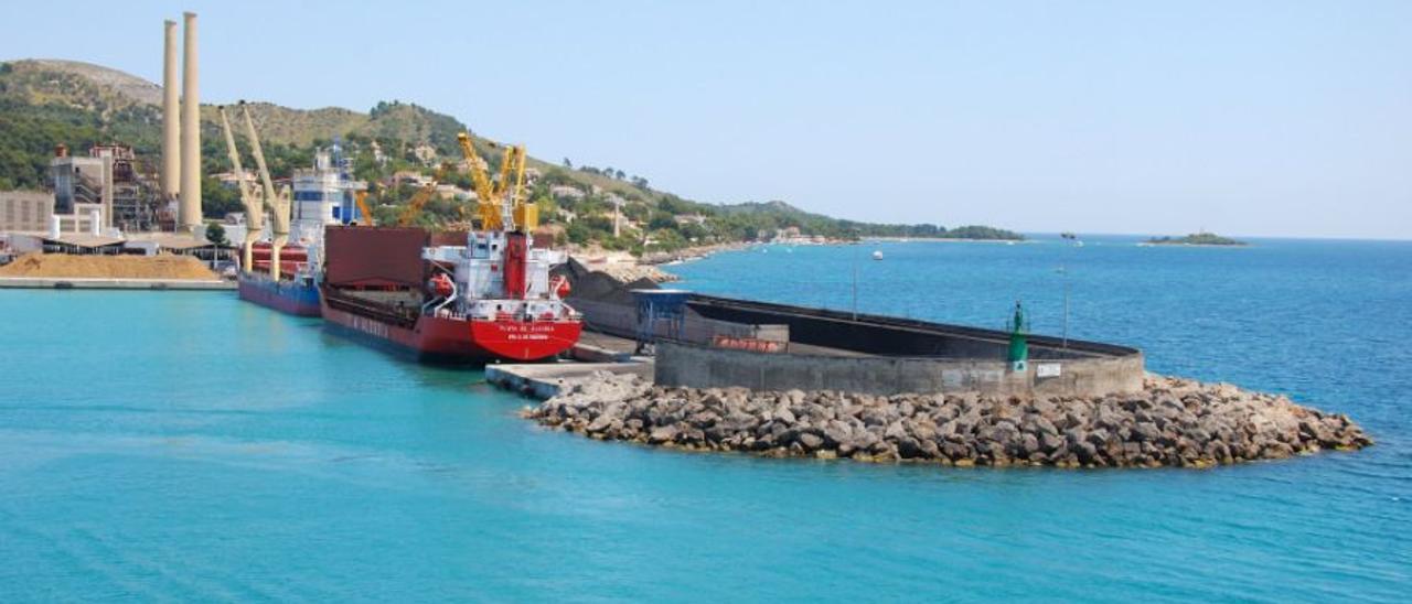 Una imagen del puerto comercial de Alcúdia, sobre el que Salvem el Moll había solicitado información a la APB.