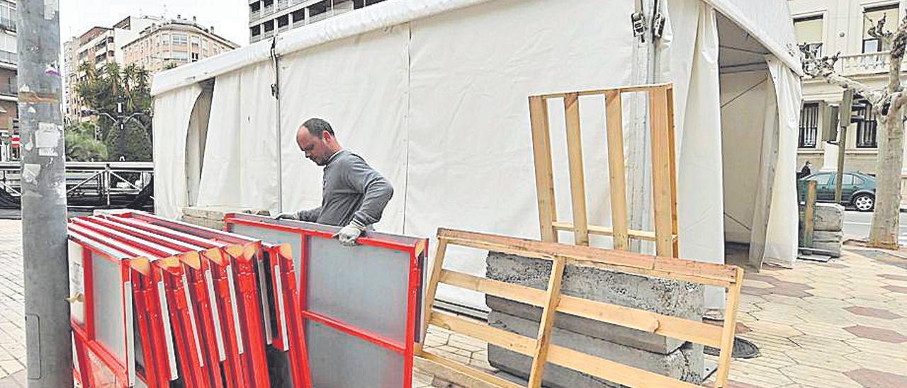 Un operario trabaja durante el desmontaje de vallas y carpas de Magdalena.