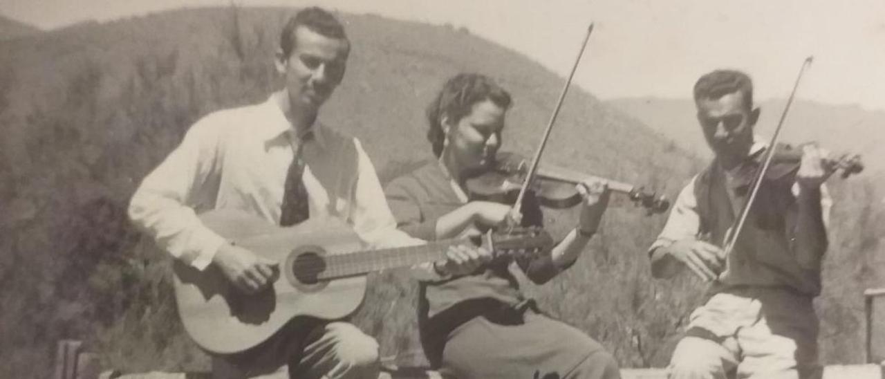 Paquita Jiménez tocando el violín con sus tíos en una excursión a la Cumbre. |