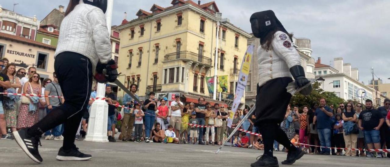 Una demostración de esgrima antigua, ayer, en el dique de Santa Catalina.