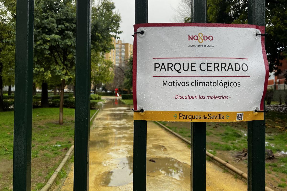 A partir de las 15:00 horas de este sábado, los parques de Sevilla permanecen cerrados por los avisos meteorológicos amarillos por lluvia y tormentas
