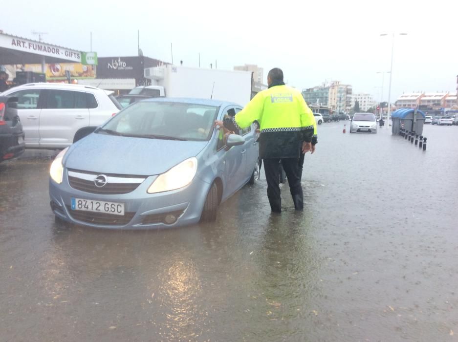 Vehículos atrapados en el Arenal de Xàbia