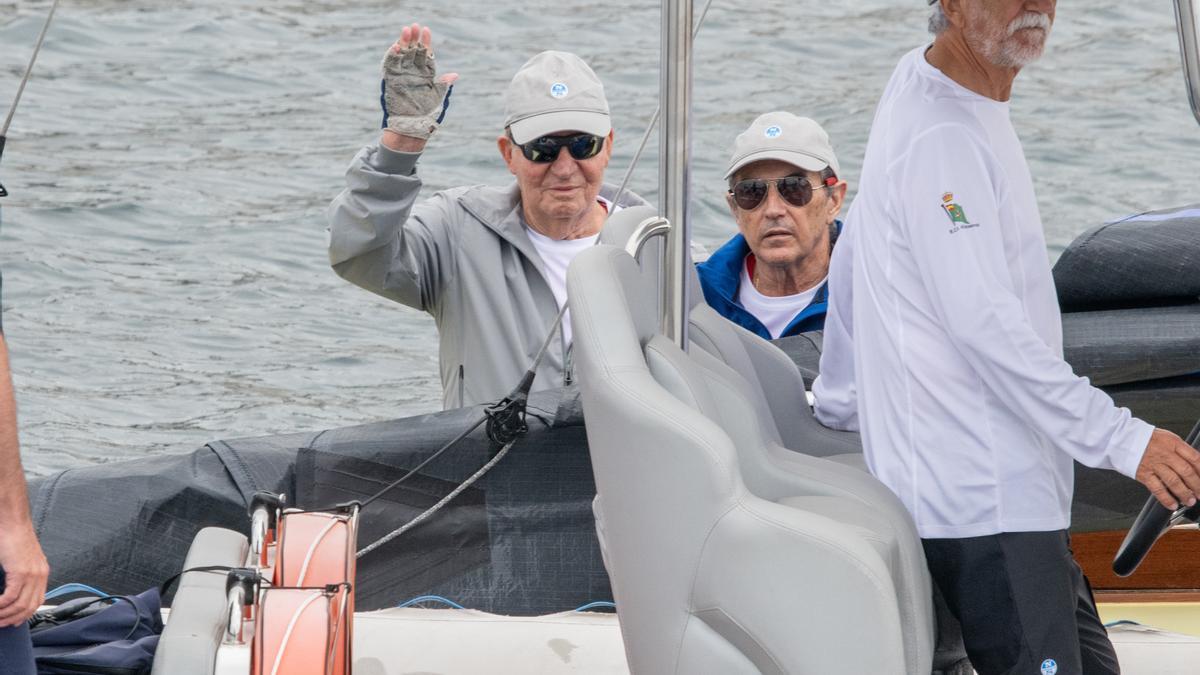 O Rei Juan Carlos e Pedro Campos no Bribón, a 27 de xullo de 2023, en Sanxenxo, Pontevedra, Galicia (España).