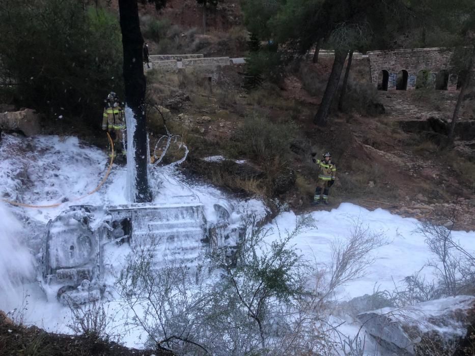 Arde un coche al estrellarse en Murcia