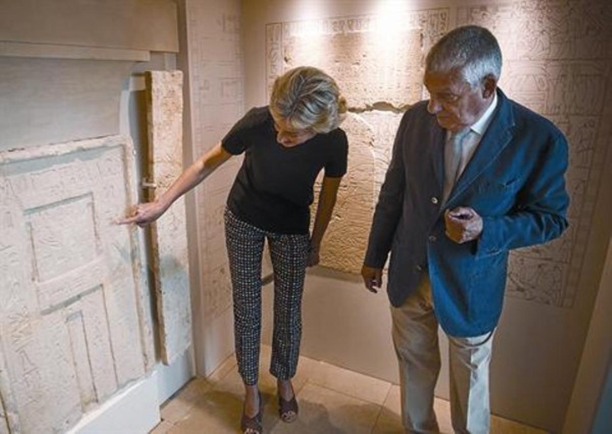 Amic Únic 8 Maixaixa Taulé, directora del museu, i Jordi Clos, president de la fundació, a la capella.