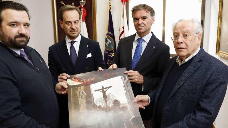 Por la izquierda, Juan Antonio Rodríguez-Pládano Rodríguez, Ignacio Alvargonzález Rodríguez, Alejandro Vallaure Alonso y Javier Gómez Cuesta, ayer, en los salones de la sacristía de San Pedro con el cartel anunciador de la Semana Santa de Gijón.