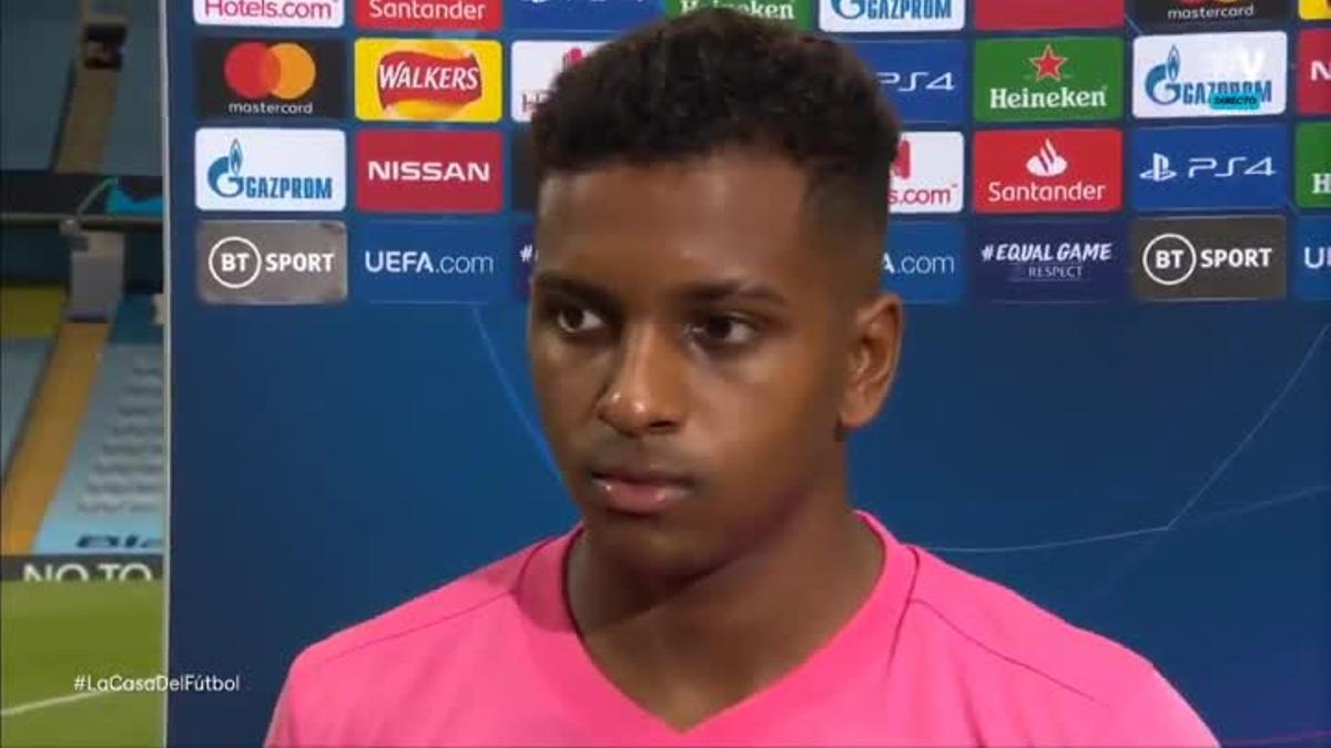 Rodrygo se queda de piedra al ser preguntado por un detalle de su camiseta: 'No lo sé'