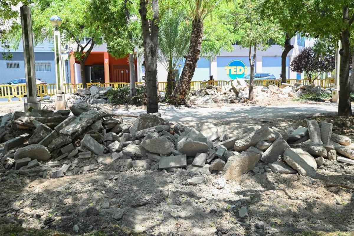 Acumulaciones de escombros de hormigón tras la demolición del pavimento en la avenida de la Libertad