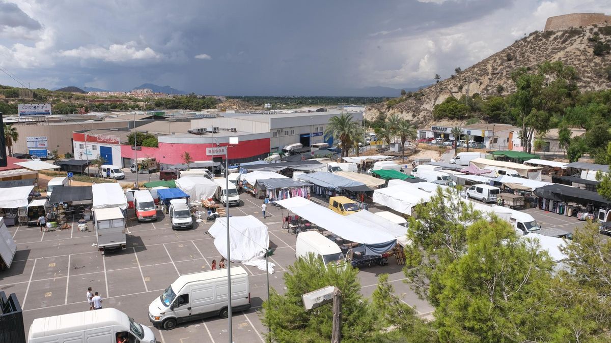 Mercadillo semanal de los miércoles en el aparcamiento del polígono industrial