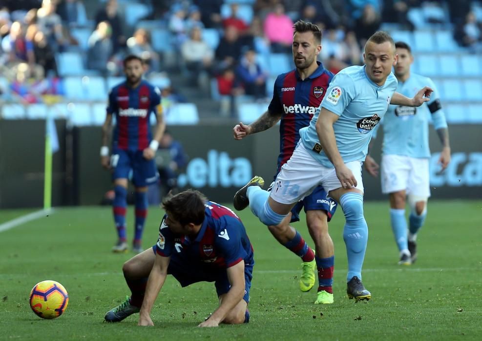 El Celta - Levante, en imágenes. // M.G. Brea | R. Grobas | EFE