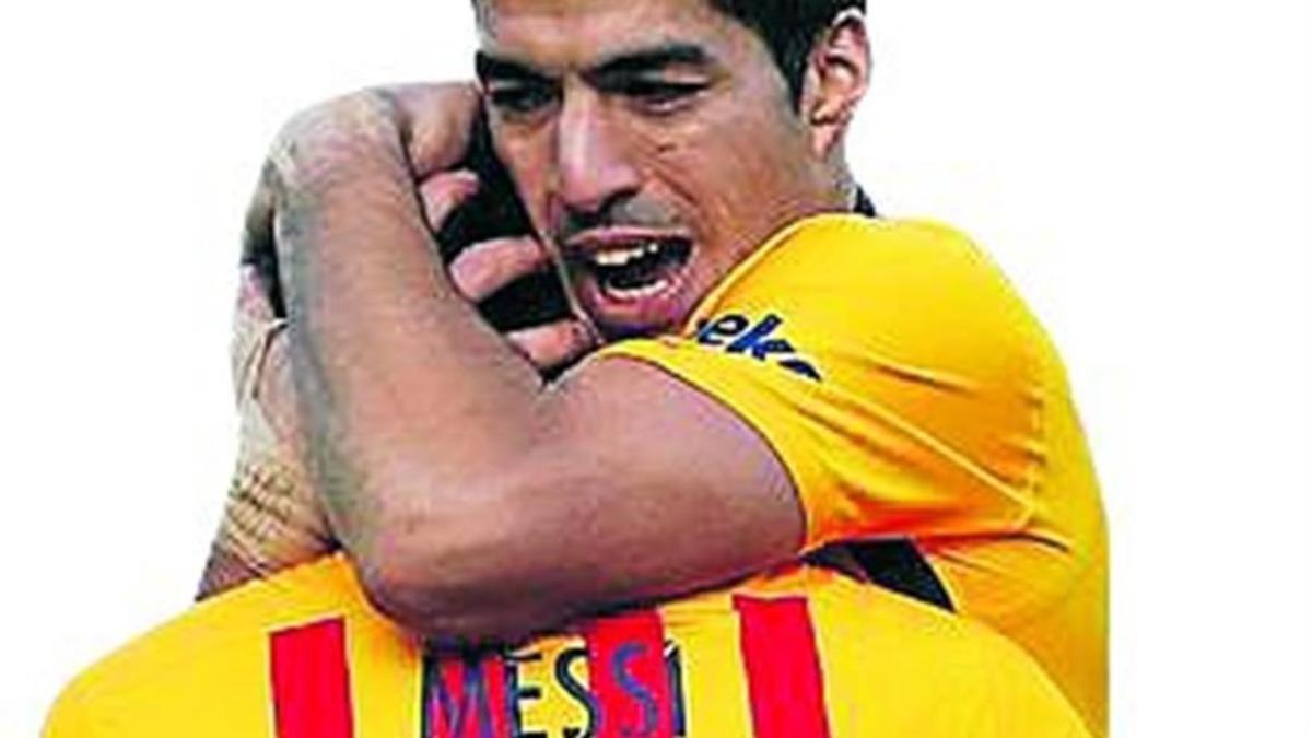 Luis Suárez abraza a su amigo Leo Messi.