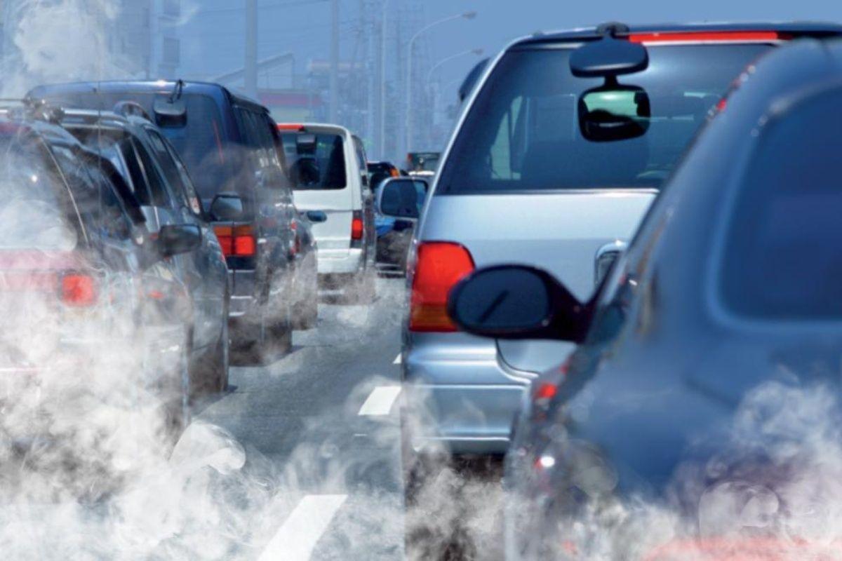 Contaminacion por vehiculos en una carretera