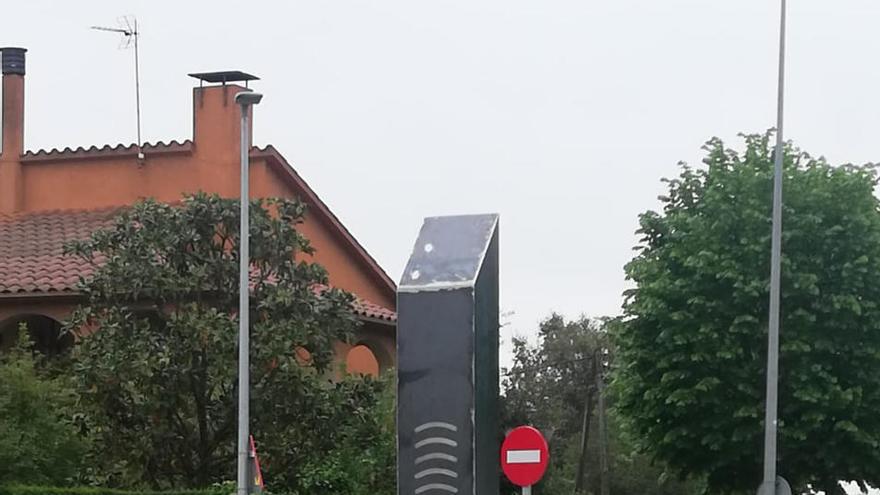 La estructura está en una rotonda frente a un colegio.