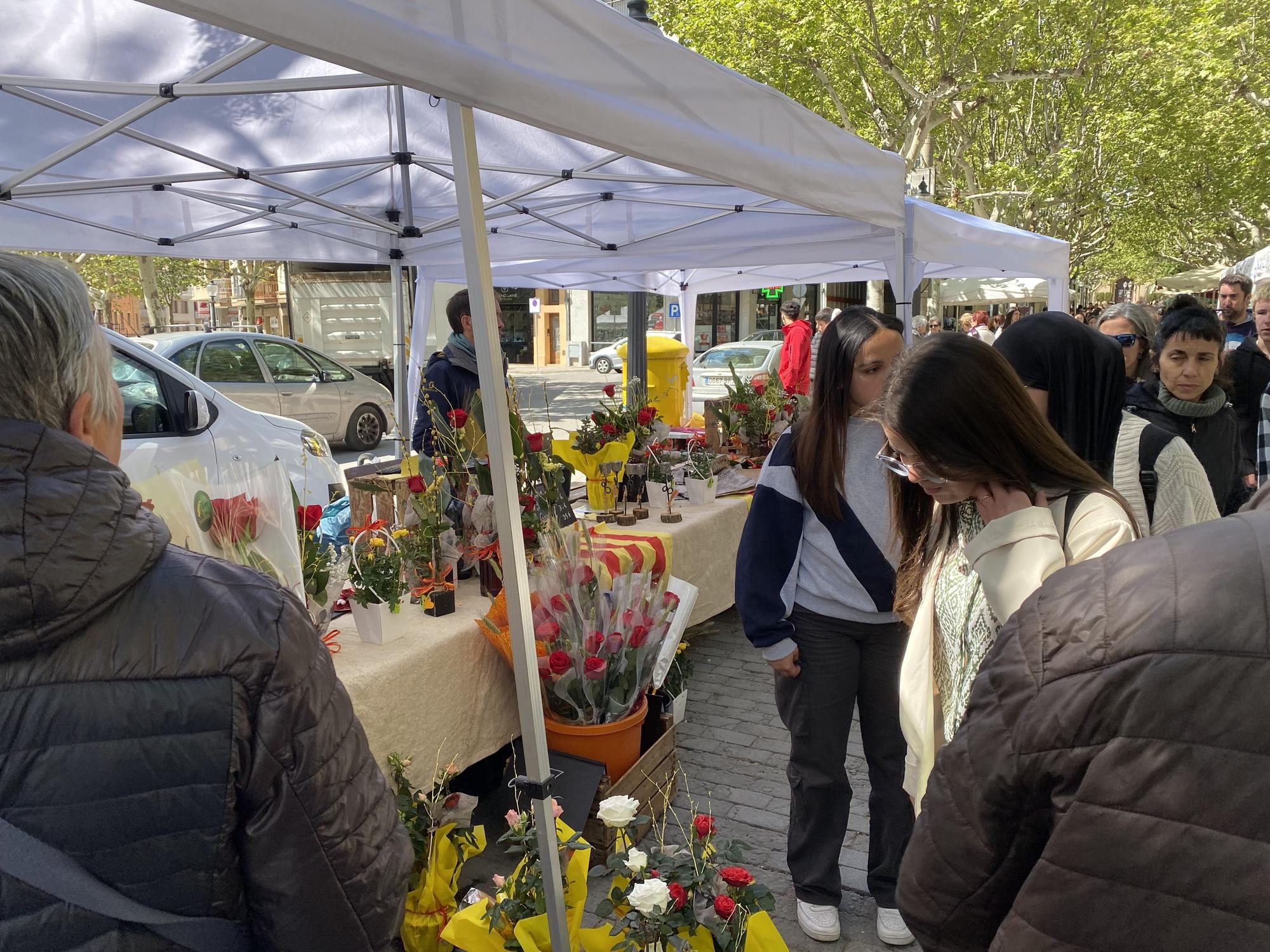 Les parades de roses i llibres han omplert els carrers del nucli antic de Solsona des de primera hora d'aquest «tranquil» matí de Sant Jordi, segons alguns dels paradistes. 