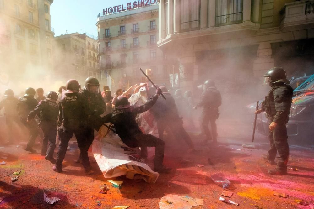 Choques entre independentistas y mossos en Barcelona