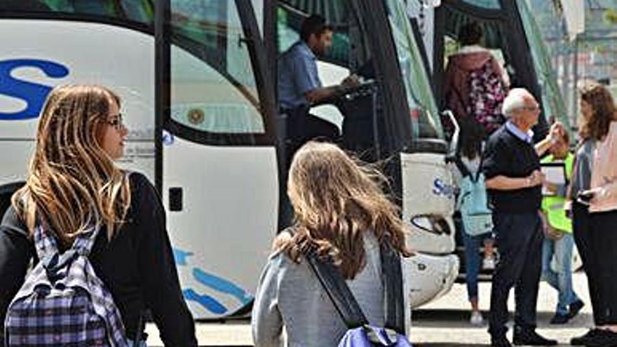 Alumnes a punt d&#039;agafar el transport escolar del Berguedà