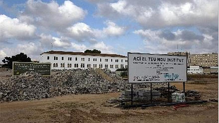 Los residuos de obras forman montañas junto a un colegio