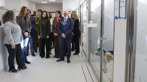 La presidenta de la Comunidad de Madrid, Isabel Díaz Ayuso (c), y la Infanta Sofía (2i), visitan, este viernes, el nuevo hospital del Centro de Cría y Adiestramiento de la Fundación ONCE del Perro Guía. 