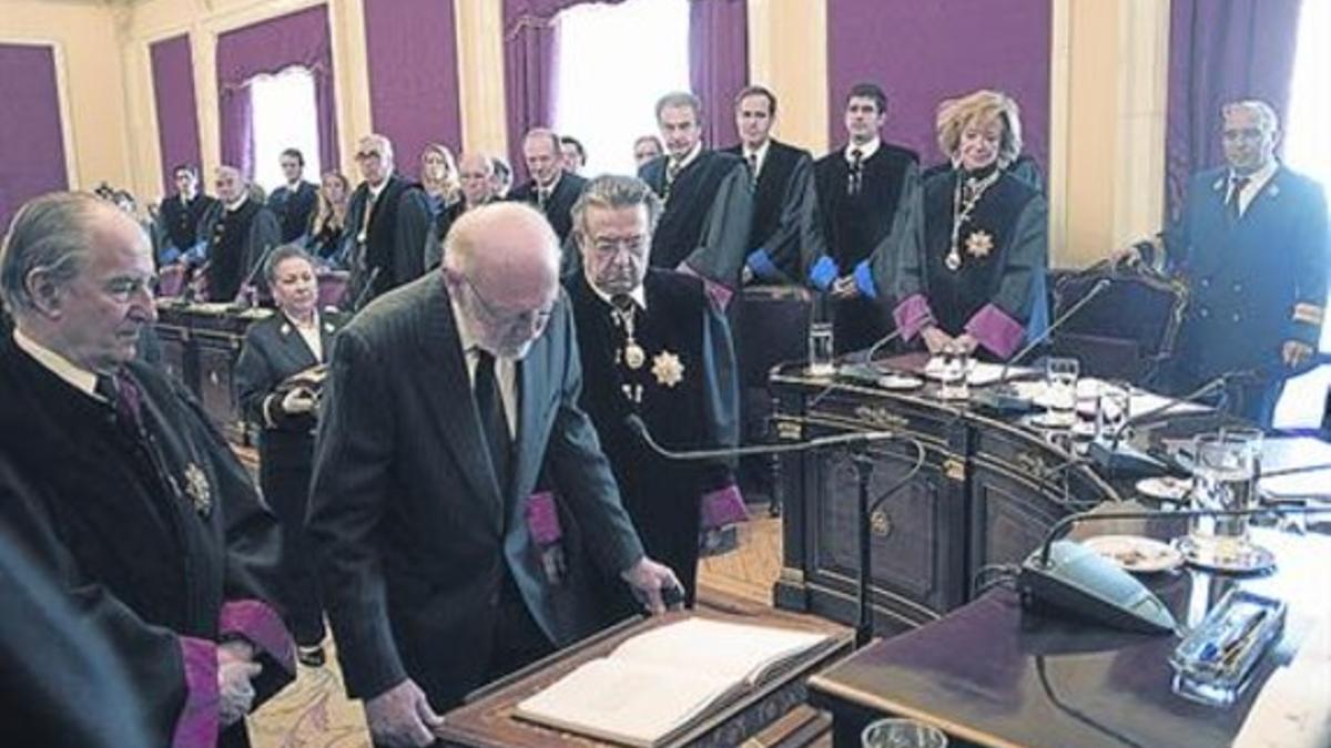 ÚLTIMA ETAPA. En la foto superior, del 2002, Juan Carlos ante el jefe de la Casa del Rey, Fernando Almansa (centro); el secretario general de la Casa, Rafael Spottorno (izquierda), y el jefe del Cuarto Militar, Gonzalo Rodríguez de Austria (derecha).