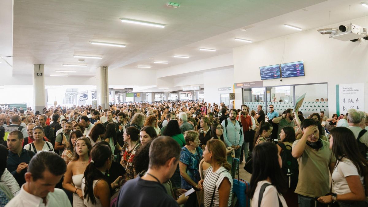 Hartazgo en Chamartín por los retrasos causados por un fallo informático: "En España nunca se ha invertido lo suficiente en ferrocarril"