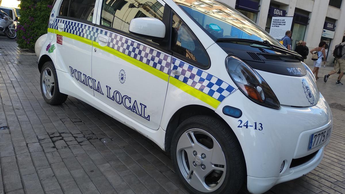 Coche de la Policía Local en la plaza de la Constitución.