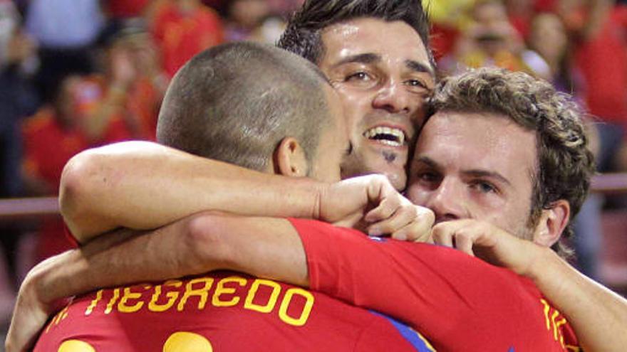 Los delanteros de la selección española de fútbol, Álvaro Negredo, David Villa y Juan Mata (i-d), celebran un gol ante la selección de Liechtenstein