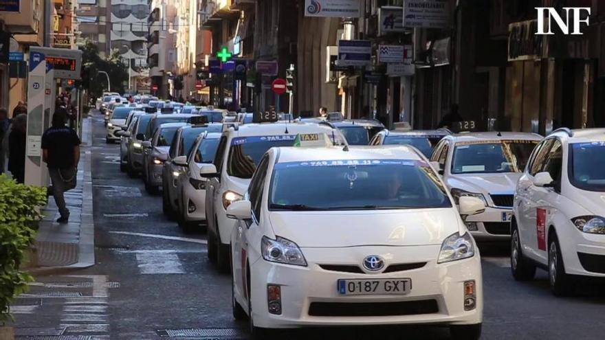 Cientos de taxistas de Alicante protestan contra la liberación del servicio en la estación del AVE