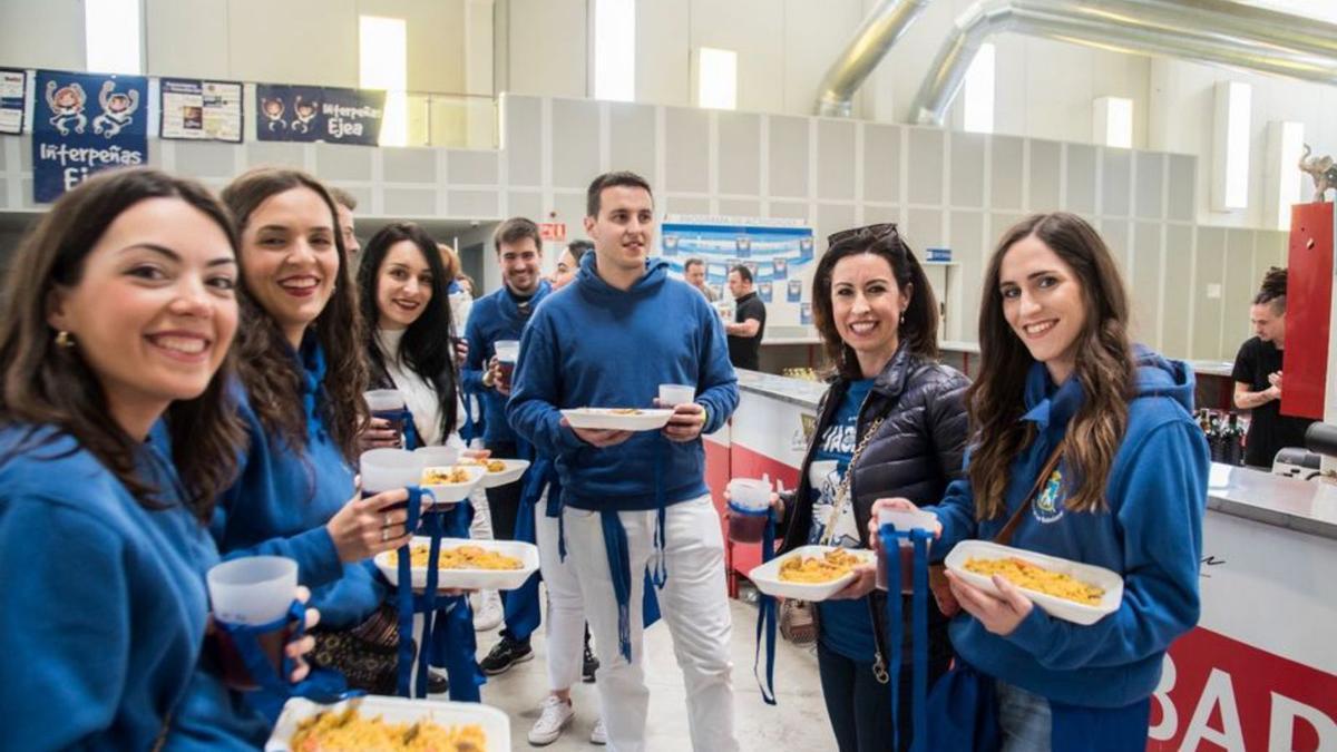 Teresa Ladero, alcaldesa de Ejea, acudió la comida popular. |   