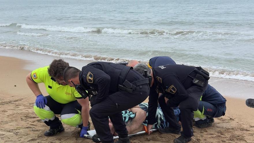Un policía local y un bombero fuera de servicio salvan la vida a un bañista aparentemente ebrio en Dénia