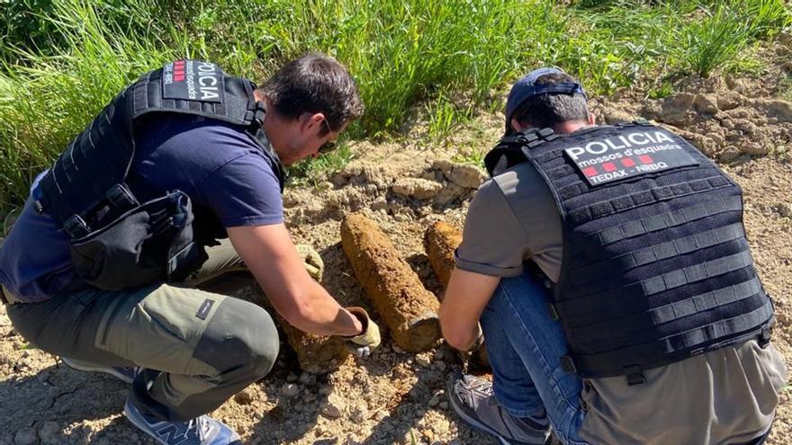 Els Mossos troben 74 projectils de la Guerra Civil en un camp de la Vall d&#039;en Bas