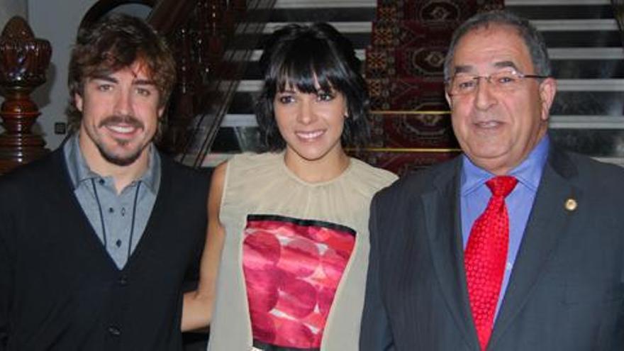Raquel del Rosario y su marido el piloto Fernando Alonso con el Juan de Dios Ramos, alcalde de Teror.