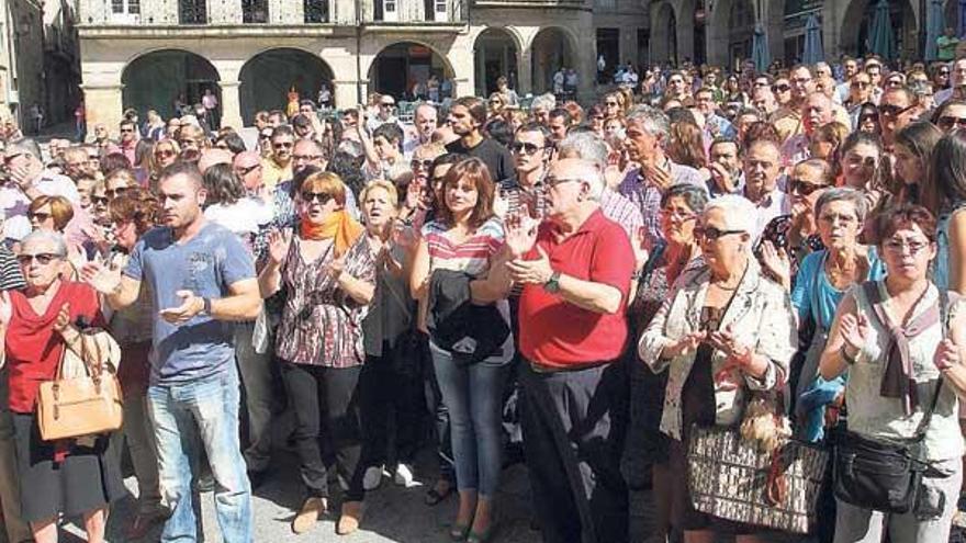 Simpatizantes del alcalde de Ourense, ayer en la Plaza Mayor de la ciudad.  // Iñaki Osorio