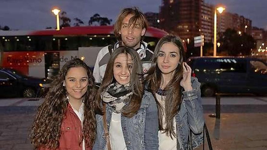 El rayista Michu, junto a las aficionadas Alicia Combarros, Nuria Merino y Carmen Pérez, a su llegada ayer a Gijón.