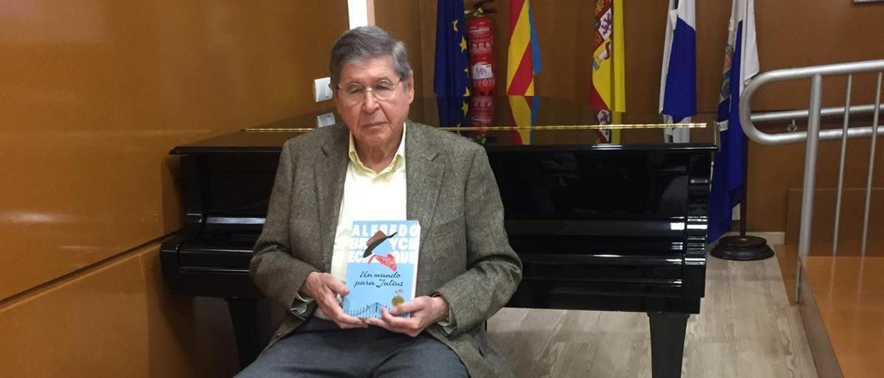Homenaje al escritor Alfredo Bryce Echenique en Alicante por el 50