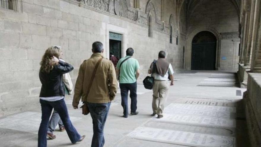 Investigadores policiales entrando en el museo catedralicio. / xoán álvarez