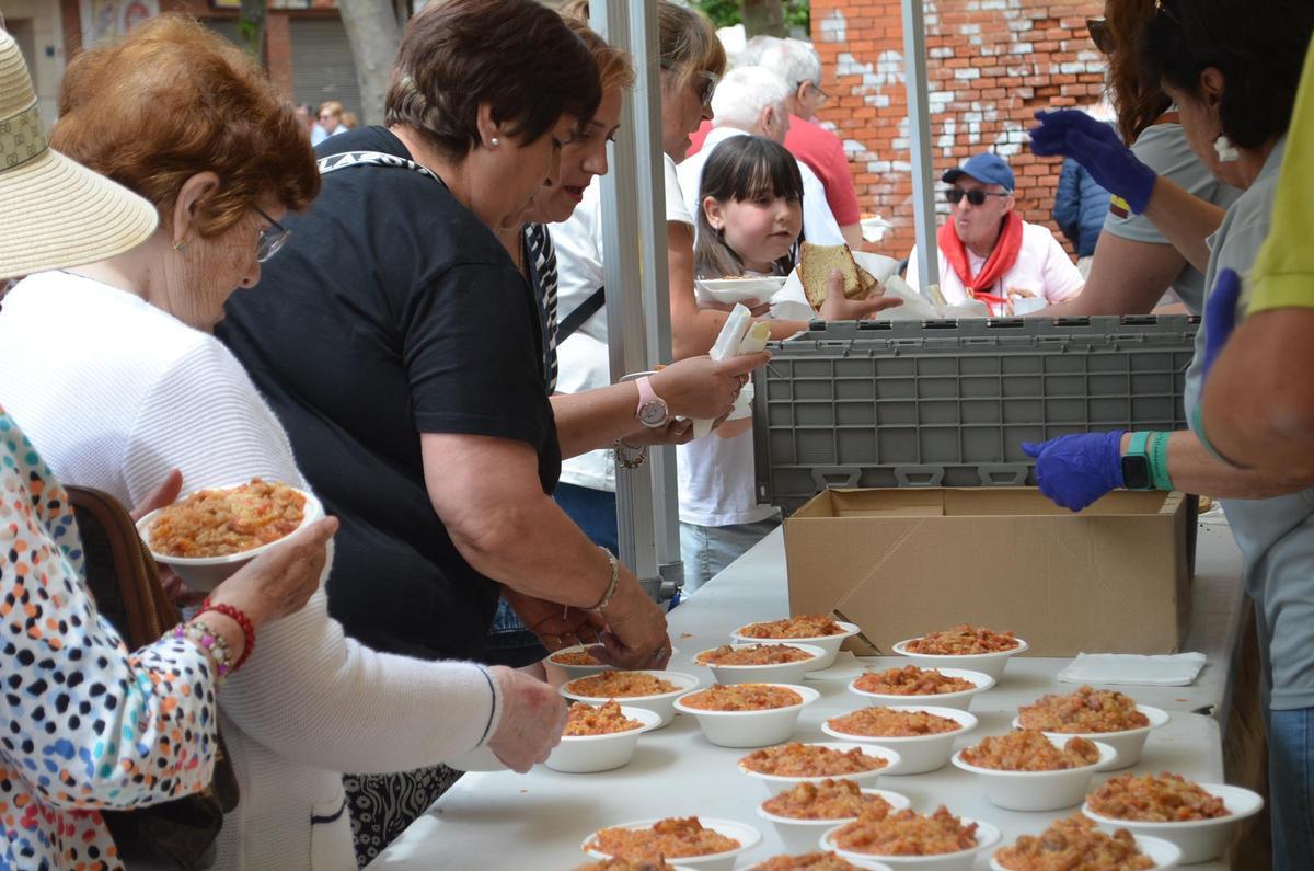 GALERÍA: La comida popular del viernes del Toro de Benavente, en imágenes