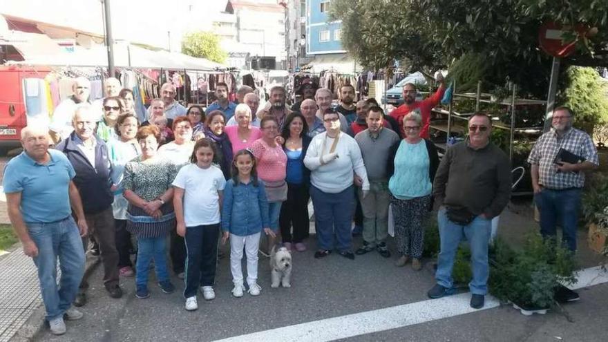 Ambulantes, comerciantes y clientes mostraron ayer su rechazo al traslado de la feria a los sábados. // J. Lores