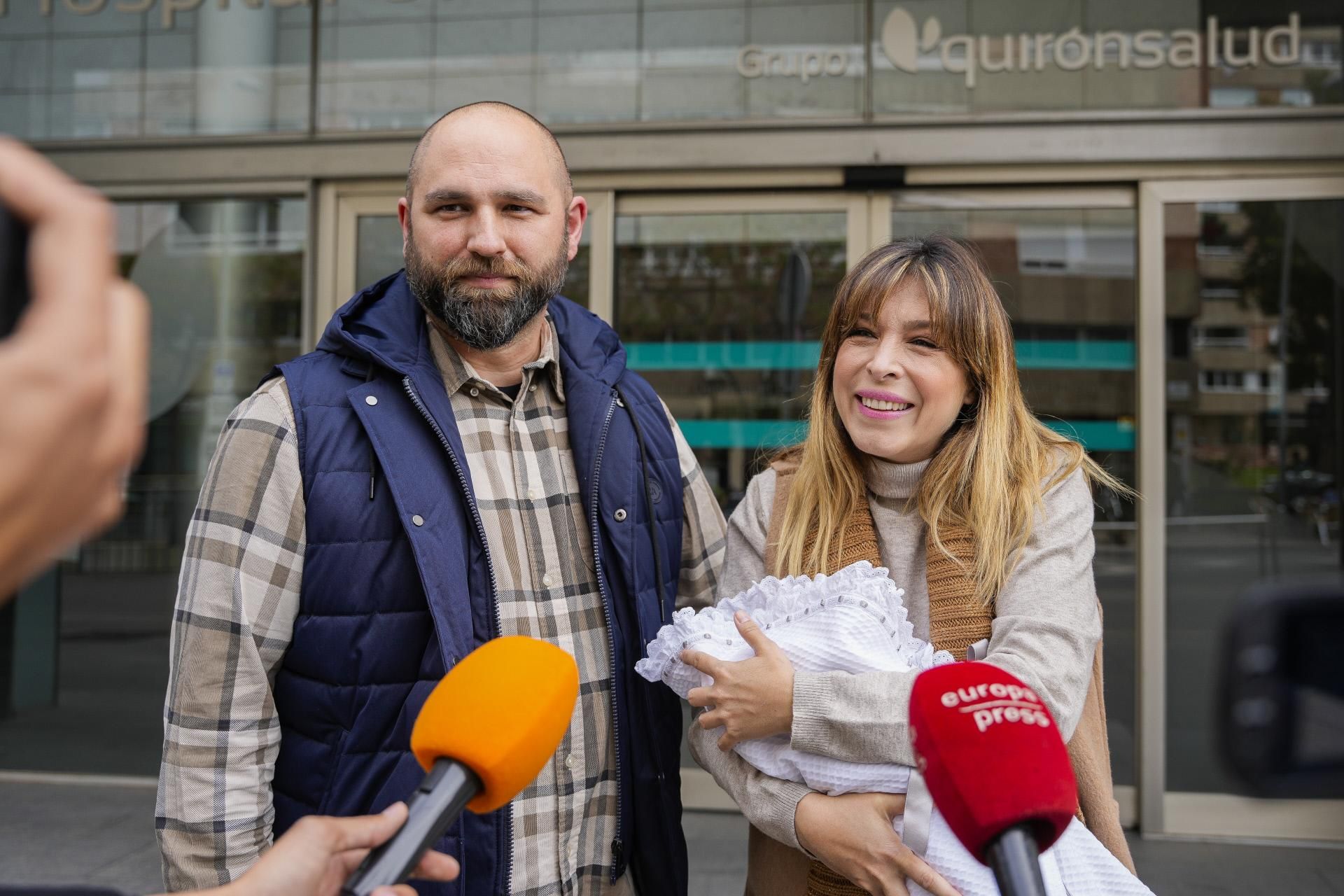 Gisela junto a José Ángel tras el nacimiento de su hijo Indiana