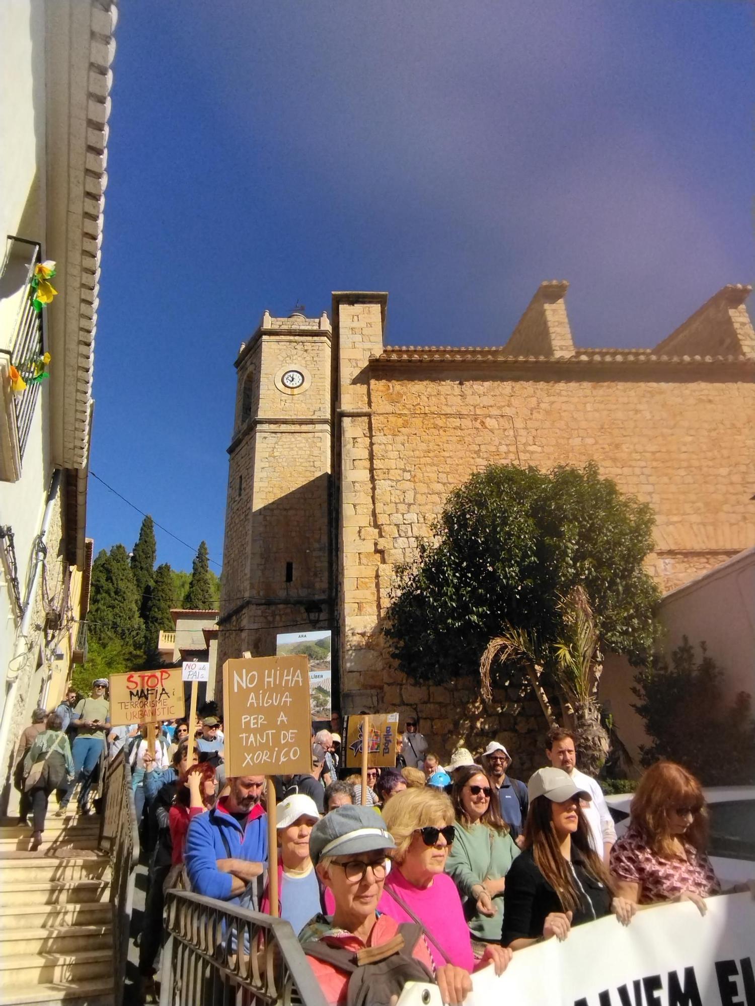 Así ha sido la masiva manifestación de Llíber contra el PAI de 488 casas (imágenes)