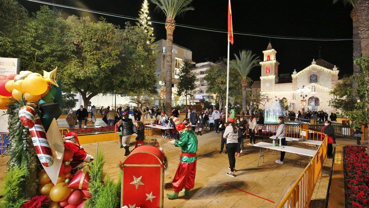 Imagen del acto de visita de Papa Noel en la plaza de la Constitución de Torrevieja