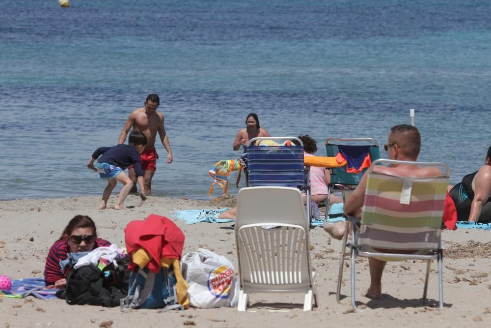 Turistas y locales disfrutan de un día de playa