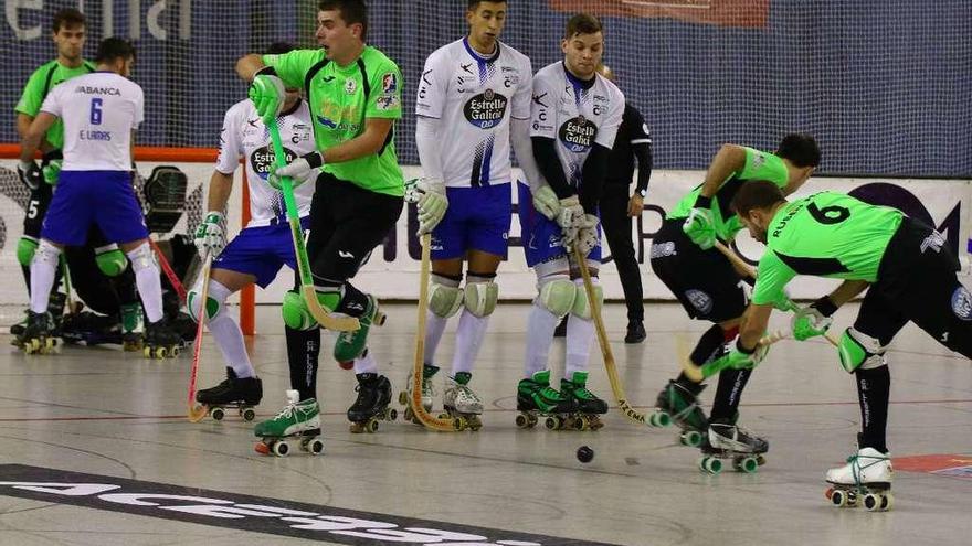 Carballeira y Di Benedetto, en la barrera en una falta del choque de cuartos de final.