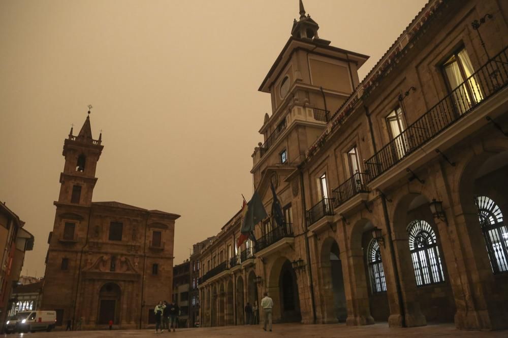 Oscuridad y fuerte olor a humo en toda Asturias