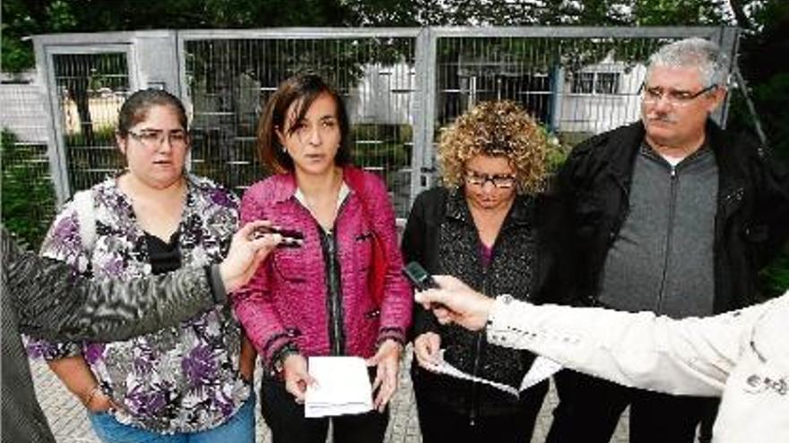 Soumaya Waez, Iolanda Pineda i Mingo Àlvarez, del grup municipal, amb la diputada Marina Geli.