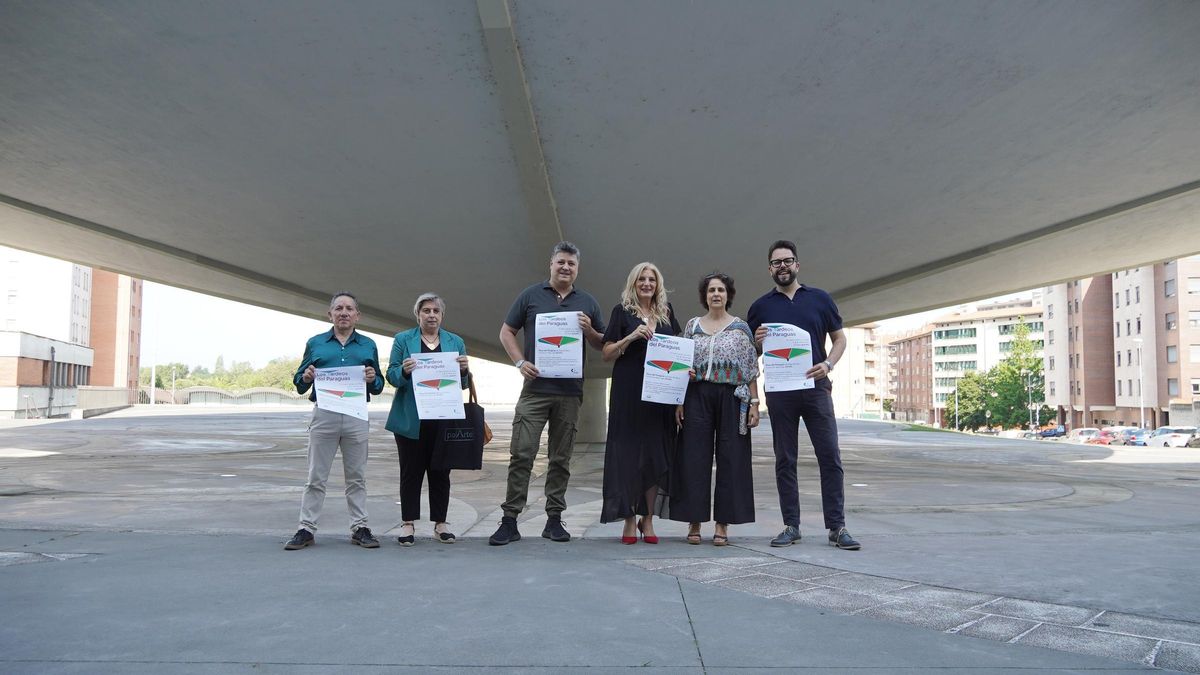 Por la izquierda,  Orlando Estupiñán, artista; Isabel González, directora de la Fundación Municipal de Cultura; Iván Coella, profesor de la Escuela de Música de la FMC; Aurora Cienfuegos, concejala de Cultura, y José Burbón, promotor cultural.