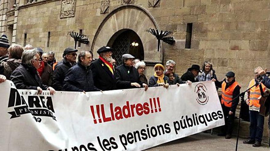 Els pensionistes surten al carrer per reclamar unes pensions dignes