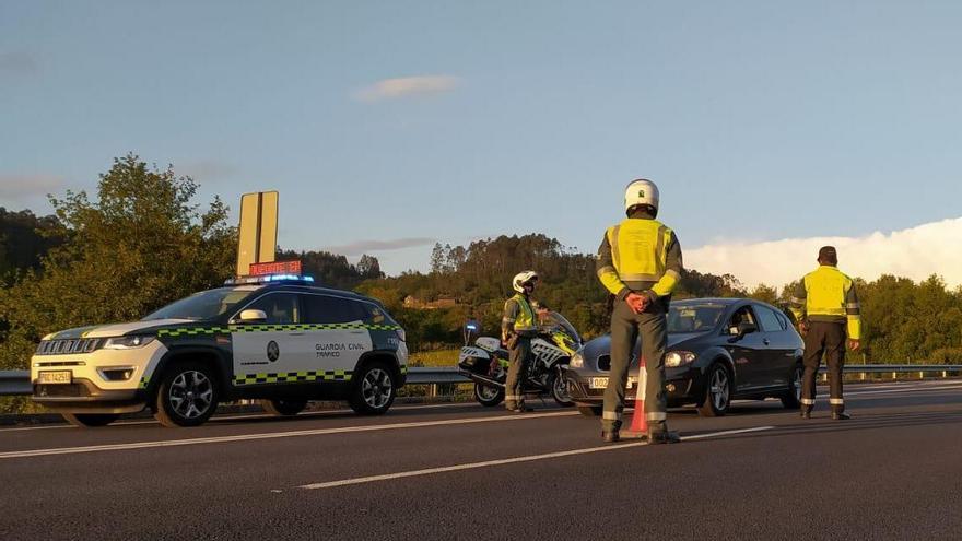 Control de tráfico de la Guardia Civil el pasado fin de semana. // GC