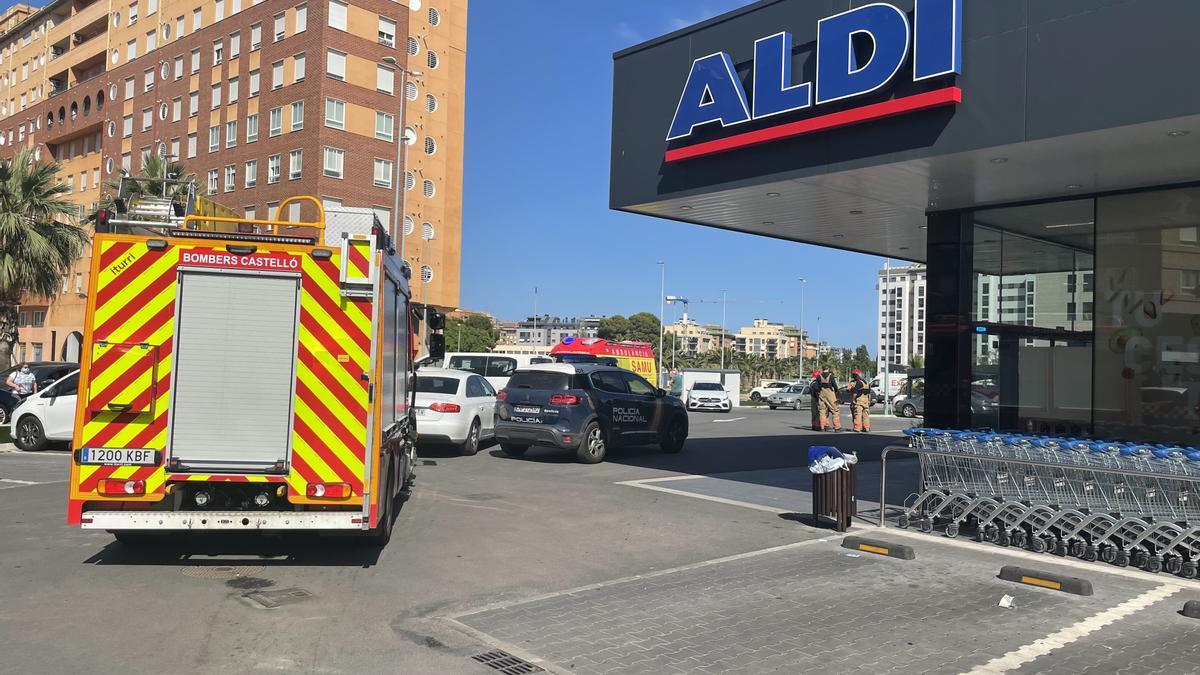 Los bomberos en el supermercado Aldi de la avenida Casalduch de Castelló