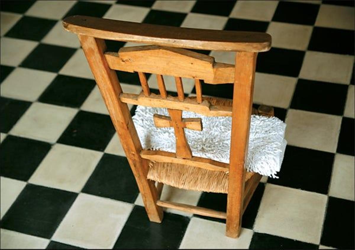 Detalle del mobiliario de una casona de Mairena donde la decoración entremezcla viejos muebles con